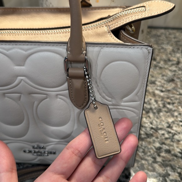 Maggie Small Tote Bag In Blocked Signature Leather Chalk/Tan - Picture 6 of 14